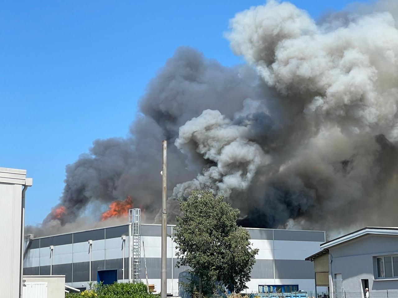 A fuoco un capannone di un’azienda biomedicale di Mirandola. Fiamme domate, si controlla la qualità dell’aria