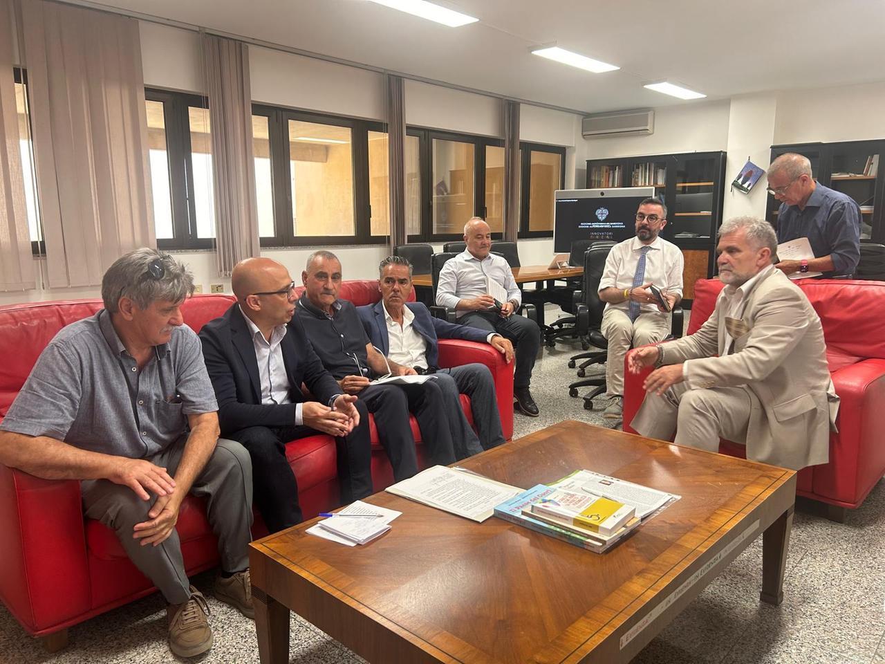 
	Sulla destra l'assessore regionale alla Sanit&agrave;, Armando Bartolazzi, al vertice con i sindaci presidenti dei distretti sanitari dell'Oristanese

