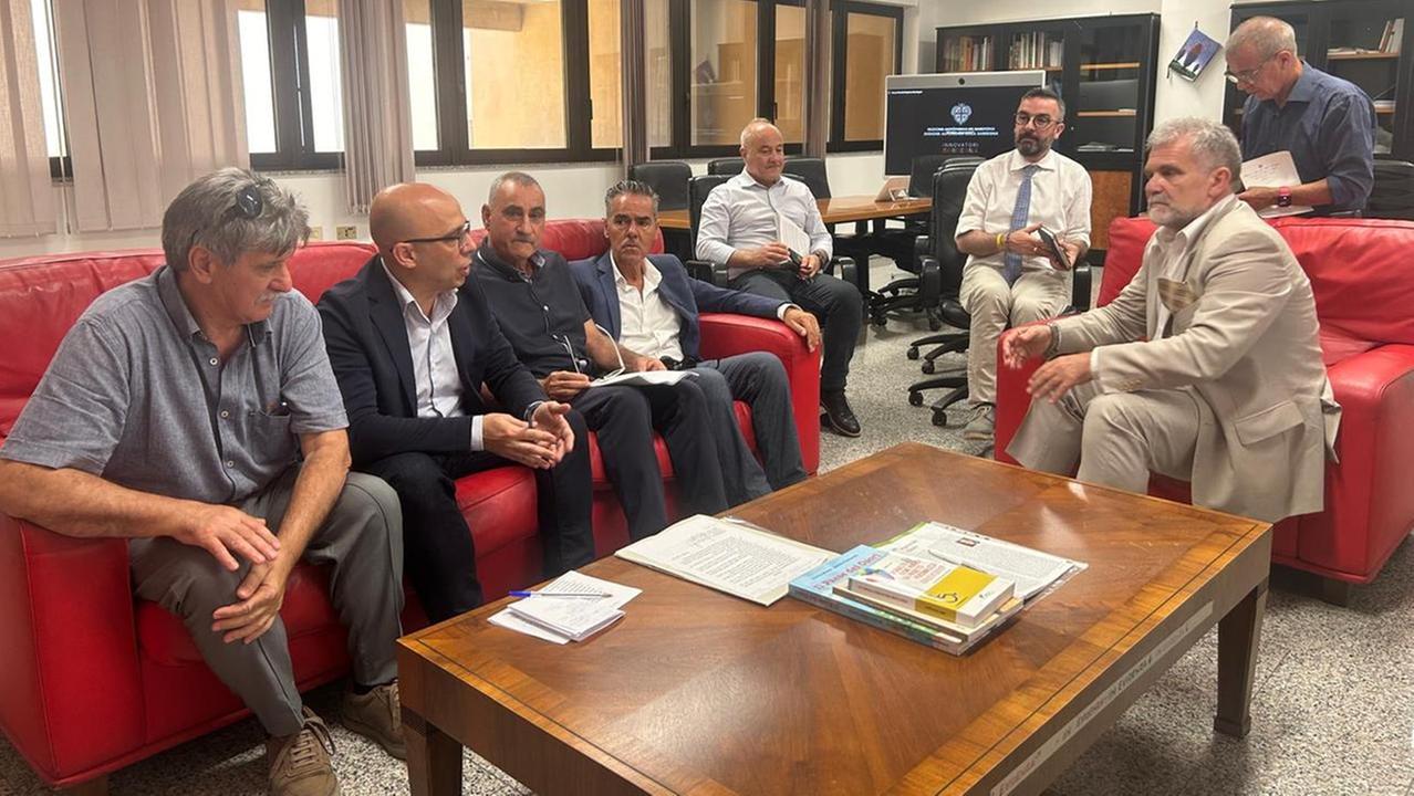 Sulla destra l'assessore regionale alla Sanità, Armando Bartolazzi, al vertice con i sindaci presidenti dei distretti sanitari dell'Oristanese