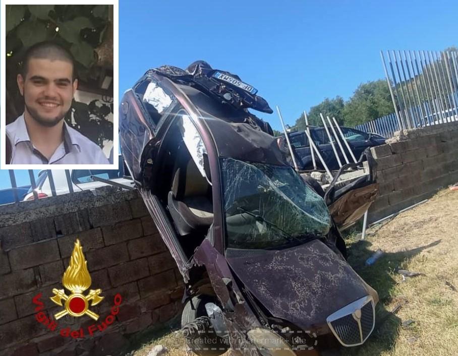 Thiesi, perde il controllo dell’auto e finisce contro il muro di una concessionaria: muore Francesco Pintore, aveva 22 anni