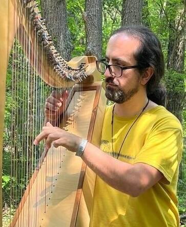 Concerto all’alba sul Po con l’arpa celtica di Luca Cascone