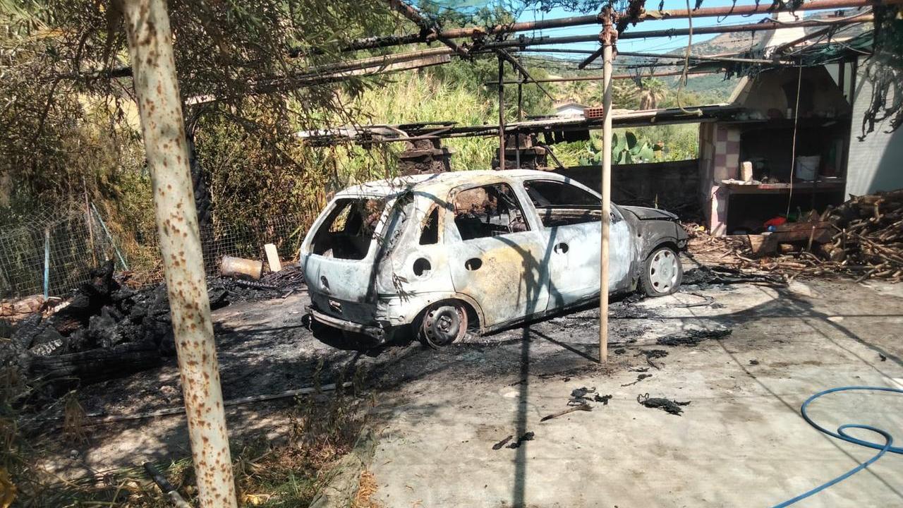 L'auto e la veranda distrutte dal fuoco