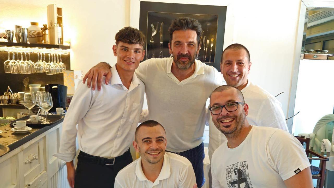 Gigi Buffon sorride con lo staff del ristorante Lina di Stintino