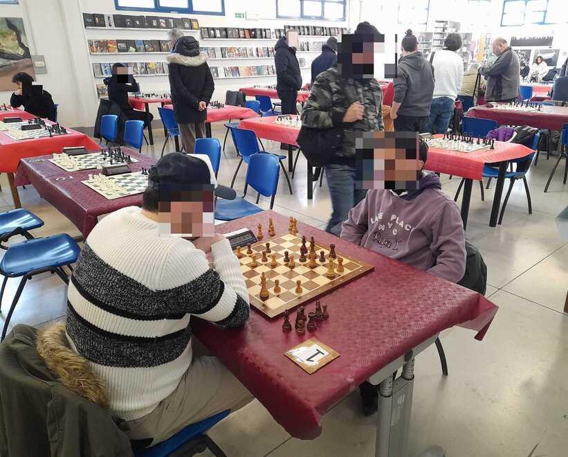 Scacchisti durante un torneo semilampo