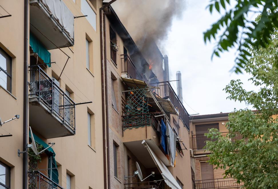 Argenta, dopo il rogo partono gli aiuti: 30 persone evacuate