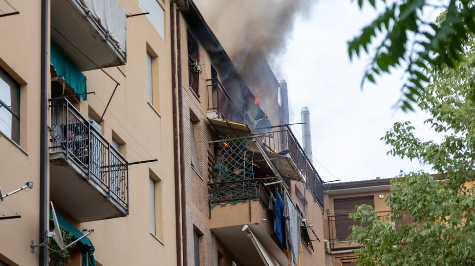 Argenta, dopo il rogo partono gli aiuti: 30 persone evacuate