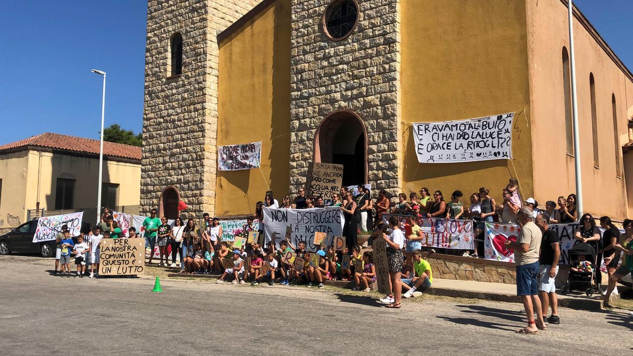 Alghero, il vescovo trasferisce il parroco e i cittadini scendono in piazza con striscioni e cori