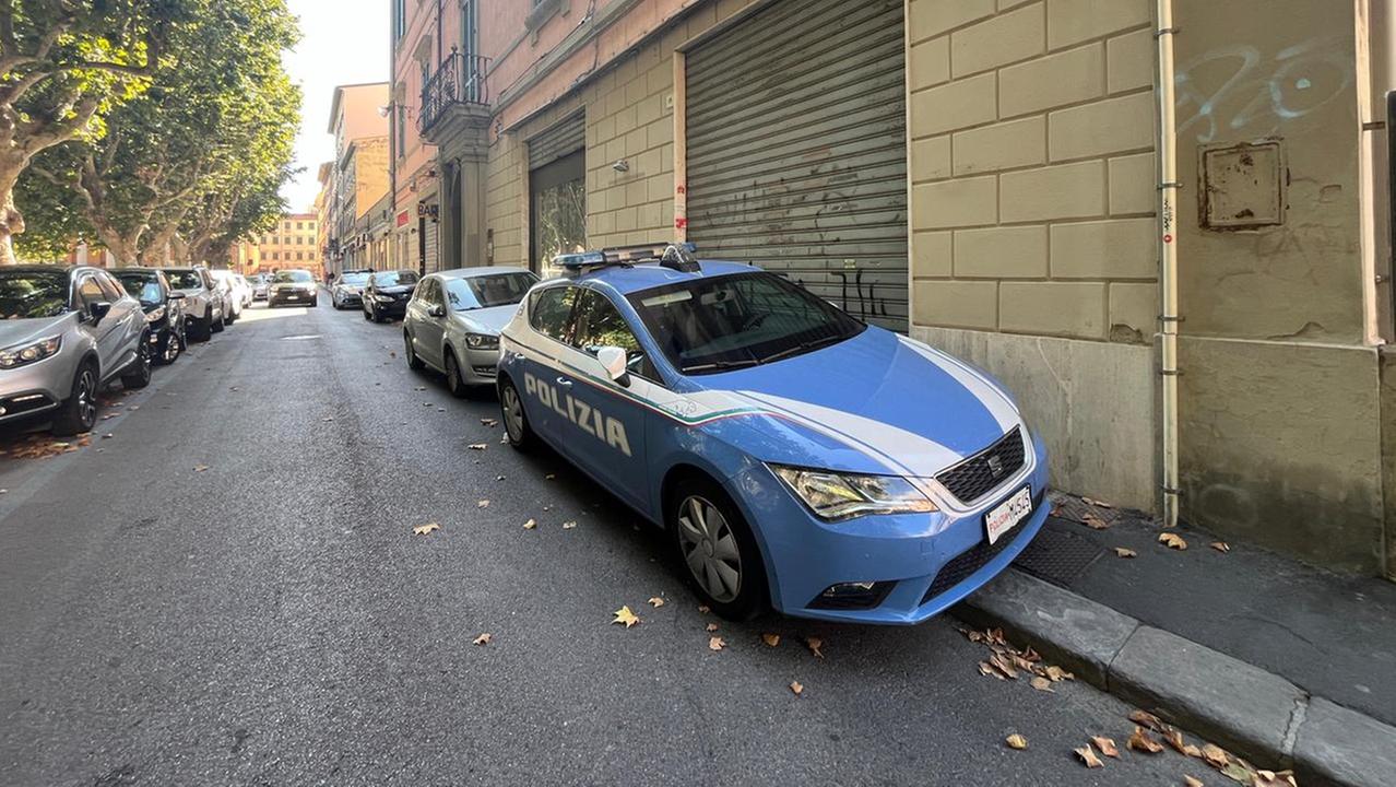 Livorno, una volante della polizia in piazza XX (foto Franco Silvi)