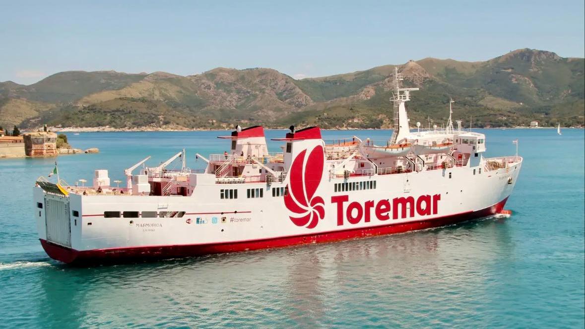 Un traghetto Toremar verso l'Elba