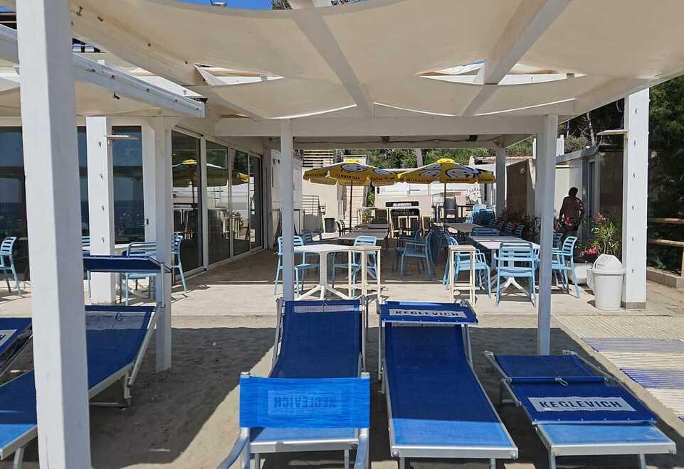 Mazzanta, rissa tra ragazzini fuori da una discoteca sulla spiaggia: una quindicina i minori coinvolti