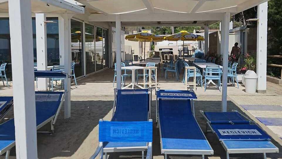 Mazzanta, rissa tra ragazzini fuori da una discoteca sulla spiaggia: una quindicina i minori coinvolti