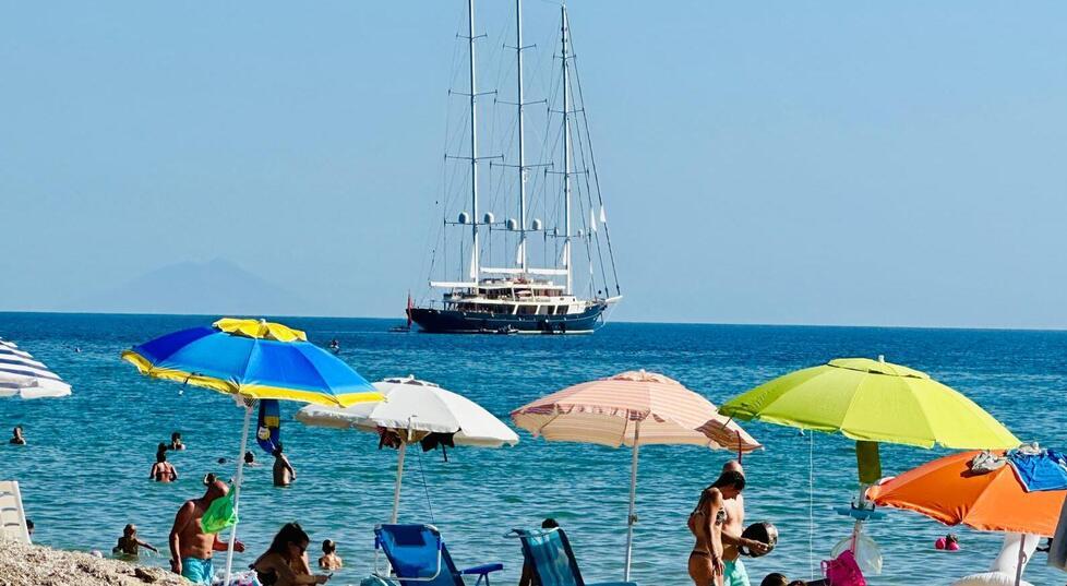 
	Il veliero Eos nel golfo di Lacona (foto Gi&ograve; Di Stefano)

