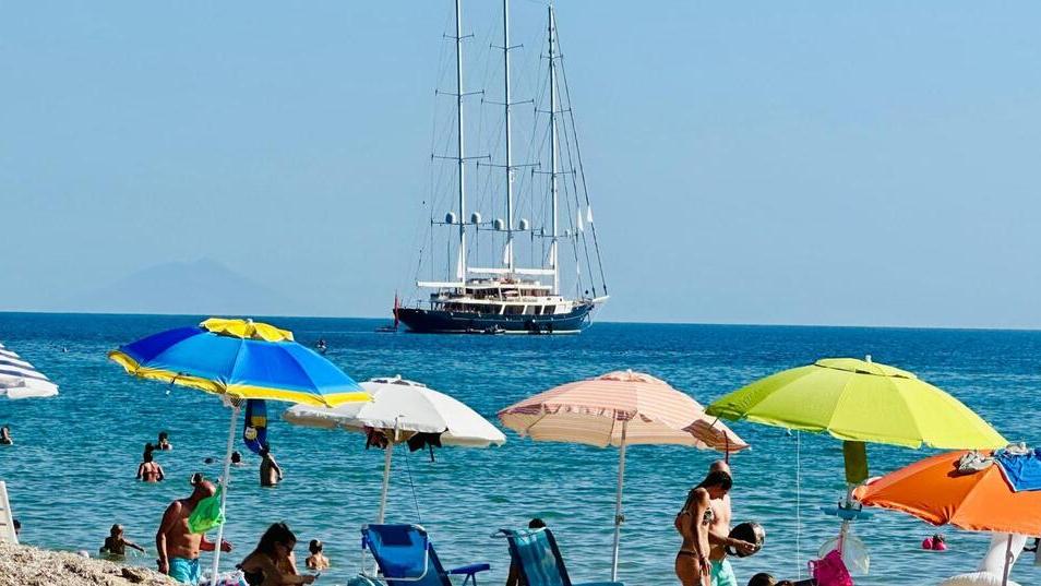 Il veliero Eos nel golfo di Lacona (foto Giò Di Stefano)