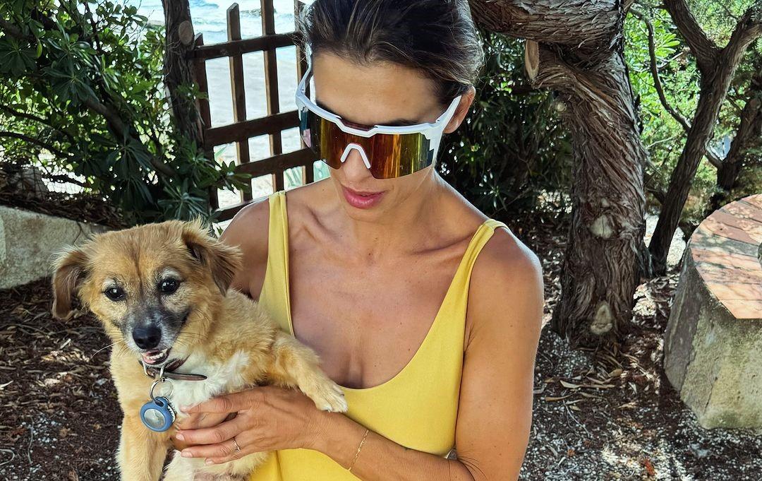 Vacanze in Sardegna quasi finite per Elisabetta Canalis: «Difficile ripartire lasciando qui in pezzo di cuore»