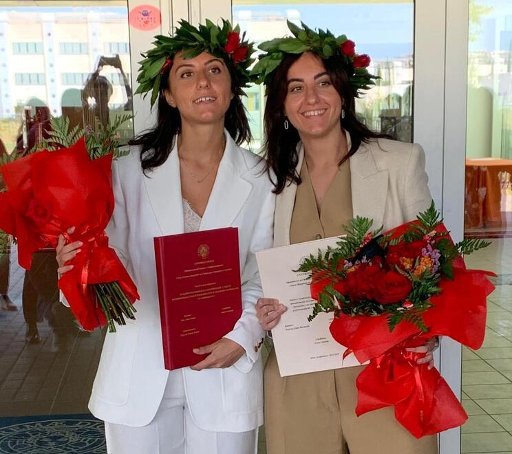 Dall’asilo all’università: sorelle gemelle si laureano insieme (con lo stesso voto)