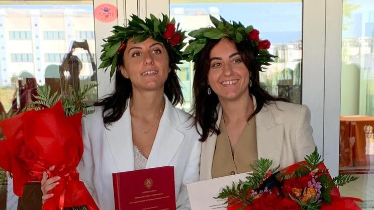 Dall’asilo all’università: sorelle gemelle si laureano insieme (con lo stesso voto)