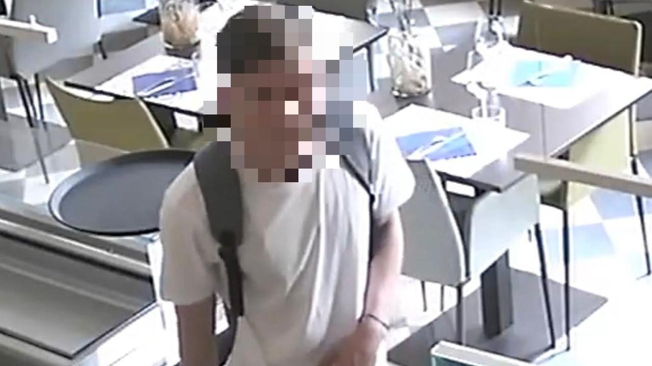 Pontedera: ruba i soldi nella cassa poi paga l’Estathé