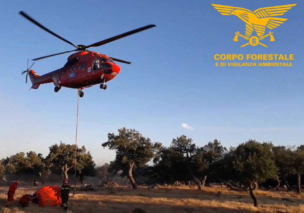 Fiamme a Bottidda, in azione due Superpuma e un canadair