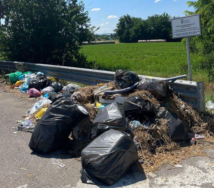 Tornano i maleducati della Pedemontana: rifiuti abbandonati in strada