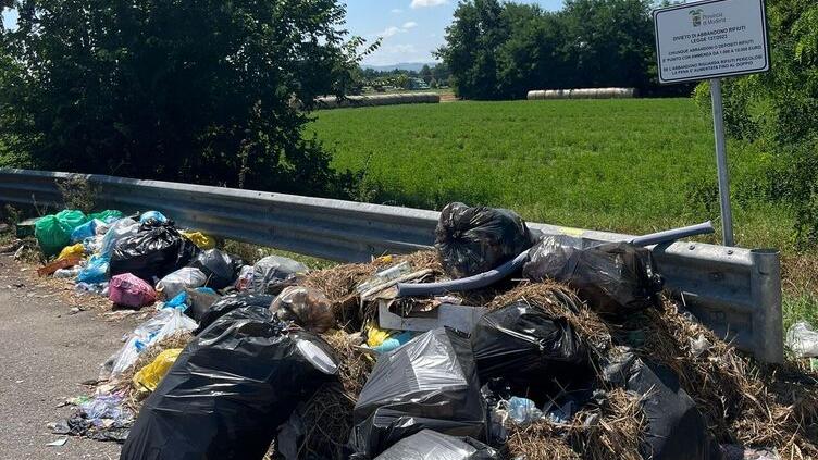 Tornano i maleducati della Pedemontana: rifiuti abbandonati in strada