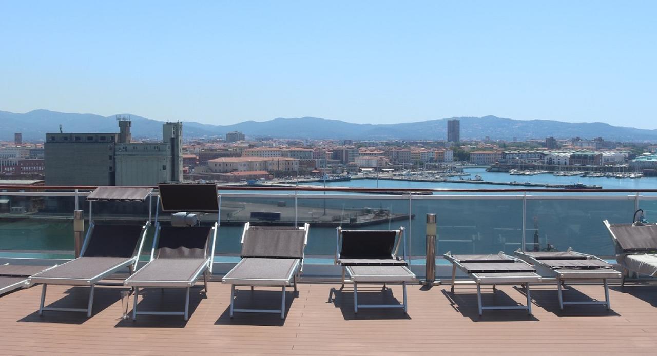 
	Lettini da sole su una nave da crociera Msc ormeggiata a Livorno (foto d'archivio)

