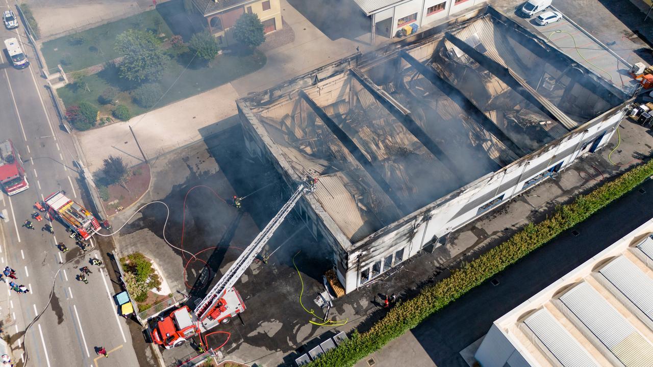 Spaventoso incendio a Mirandola, capannone della Spectrum distrutto