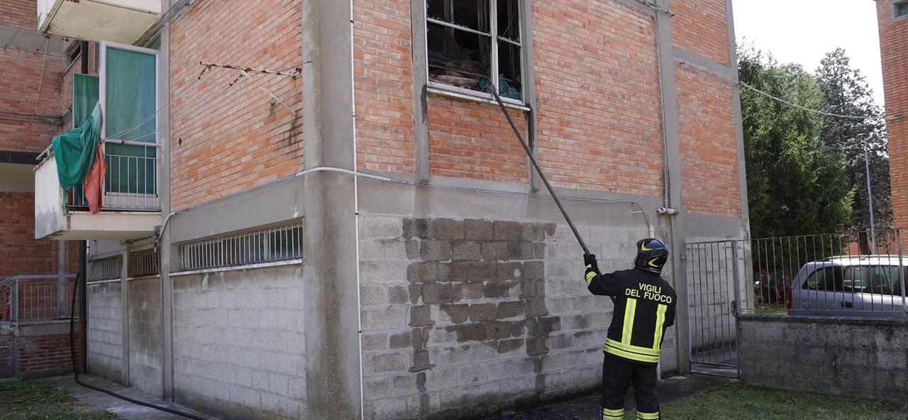 Ferrara, incendio in una palazzina del Barco: salvata un’anziana