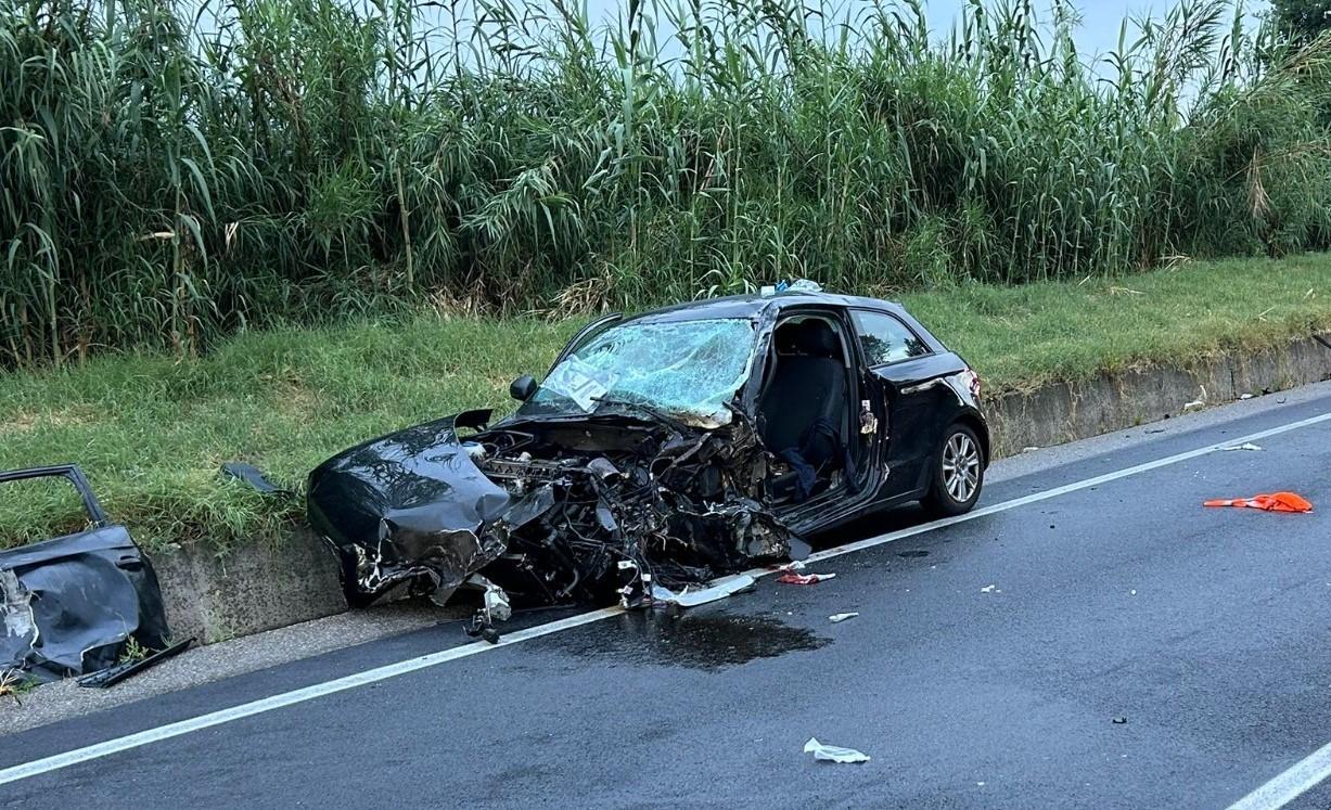 Si schiantano contro un camion, gravi due giovani di Zocca