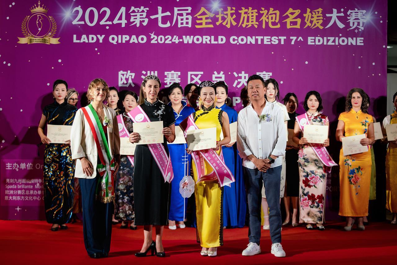 
	L'assessora Maria Logli (a sinistra) con le due finaliste di Lady Qipao

