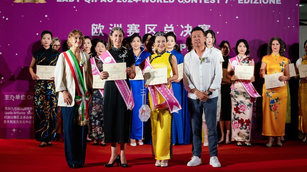 L'assessora Maria Logli (a sinistra) con le due finaliste di Lady Qipao