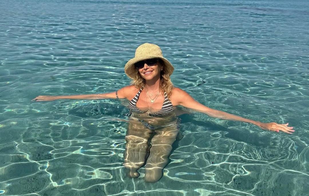 La giallista Marina Di Guardo fa la sirenetta a Villasimius