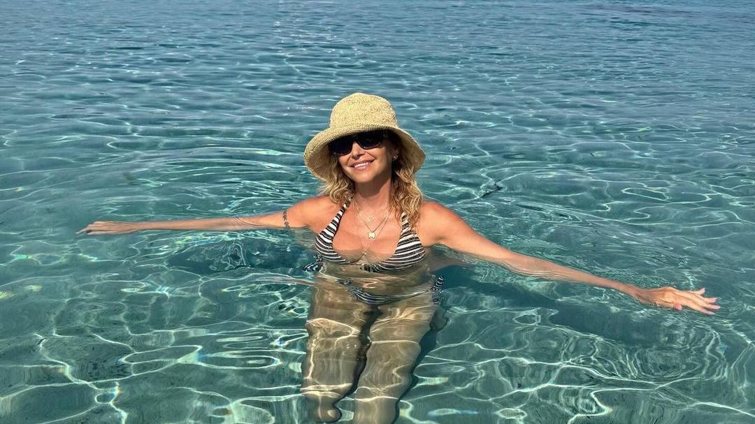 La giallista Marina Di Guardo fa la sirenetta a Villasimius