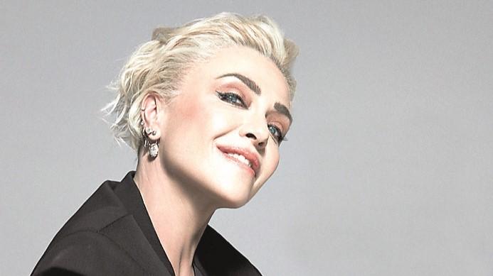 Paola Barale: «Dopo i 50 anni siamo nel pieno della vita: perché dobbiamo sentirci sbagliate?»