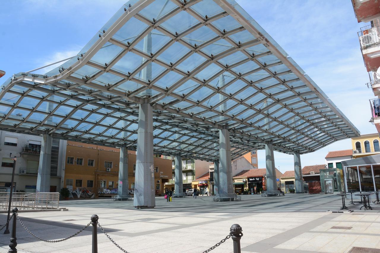 Olbia, cittadini esasperati: «In piazza Mercato musica troppo alta»