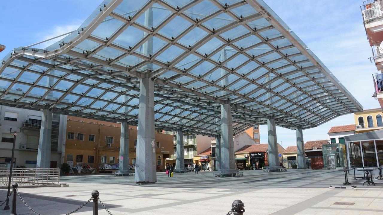 Olbia, cittadini esasperati: «In piazza Mercato musica troppo alta»