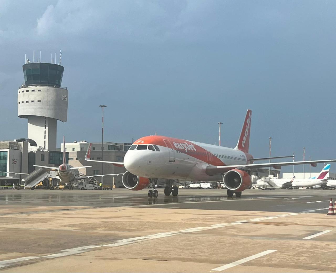 Olbia, sabato infernale in aeroporto: a terra 800 passeggeri