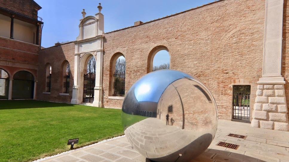 Ferrara, Escher chiude ed “esce” tra gli applausi Gulinelli: «Superati i 76mila visitatori»