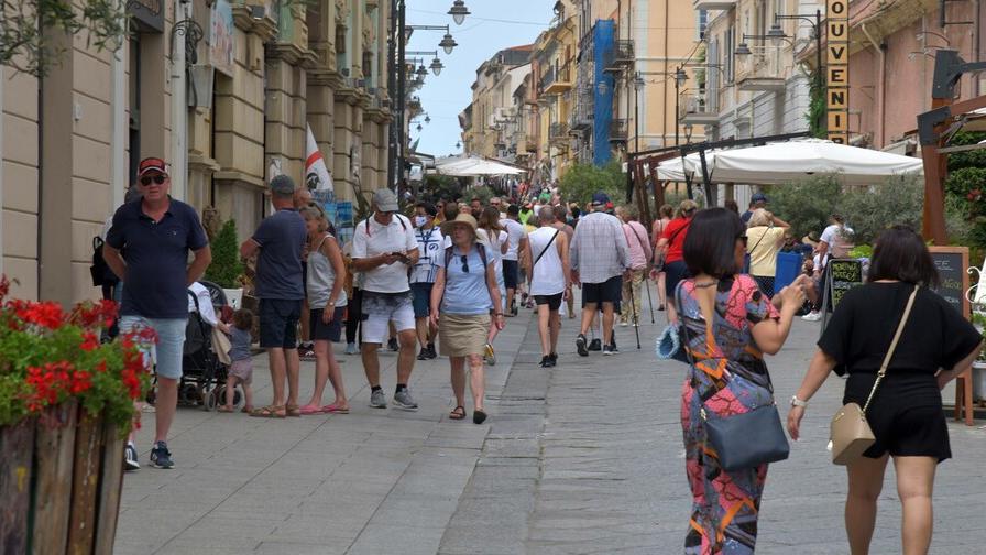 Turismo, a metà luglio quasi 700mila arrivi: meglio del pre-covid