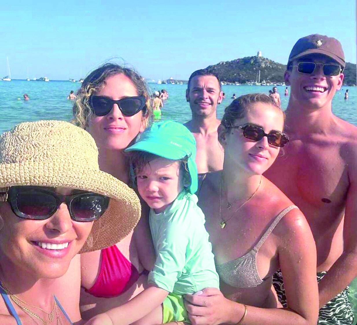 L'isola delle Ferragni ma senza Chiara. E Fedez surfa a Tavolara