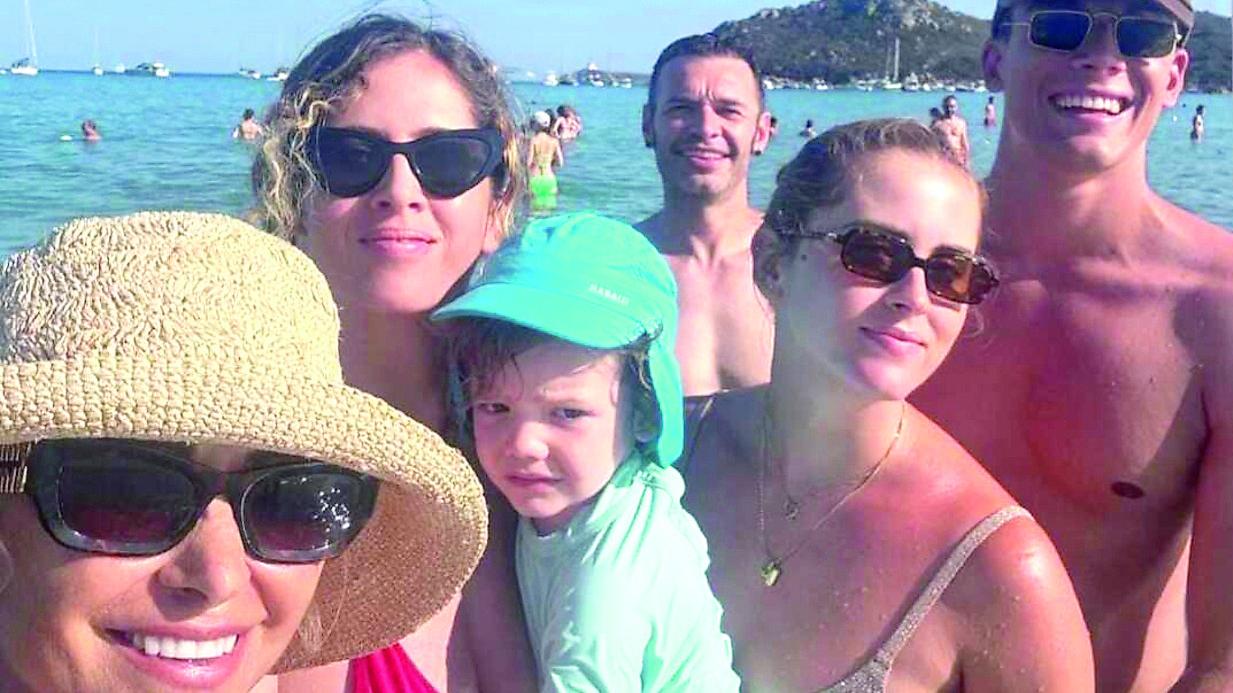 L'isola delle Ferragni ma senza Chiara. E Fedez surfa a Tavolara