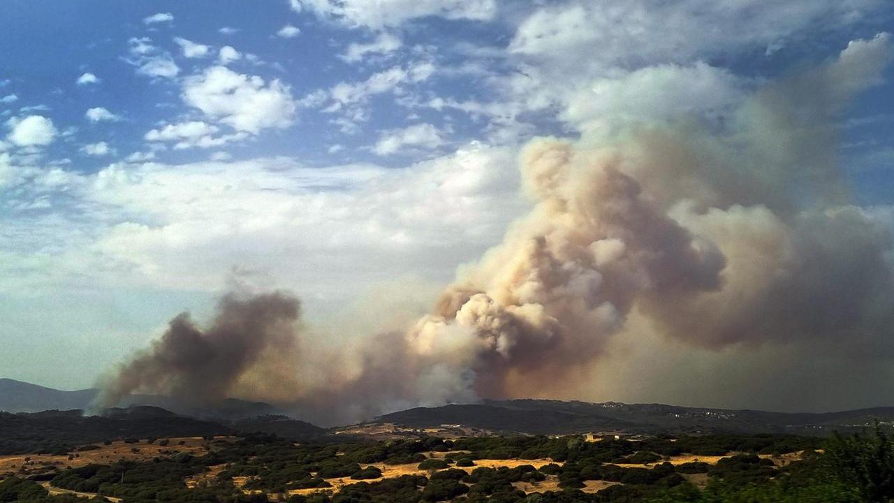 Le campagne di Orotelli continuano a bruciare: arriva un canadair