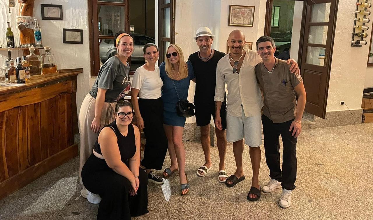 Cena a Telti per l’ex Spice Girls Emma Bunton e lo chef Gino D’Acampo