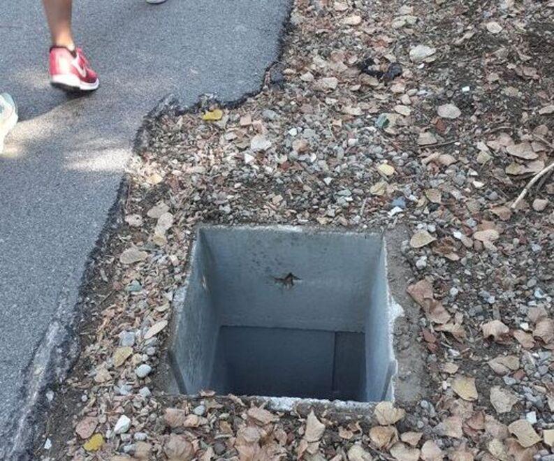 Lidi di Comacchio, tombino scoperchiato e lettini a soqquadro