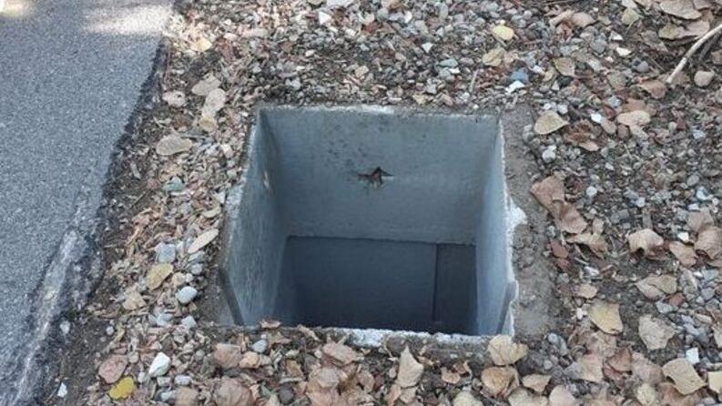 Lidi di Comacchio, tombino scoperchiato e lettini a soqquadro