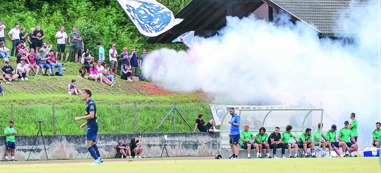 
	Tifosi azzurri e una fase di gioco della partita amichevole con l&rsquo;Ingolstadt (foto Empoli FC)

