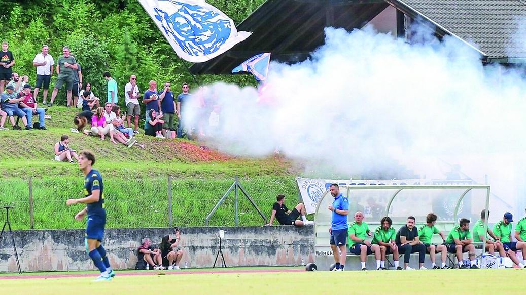 Tifosi azzurri e una fase di gioco della partita amichevole con l’Ingolstadt (foto Empoli FC)