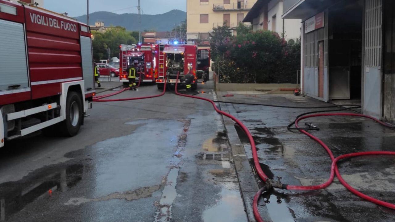 L'officina a fuoco in via Vespucci (Foto vigili del fuoco)