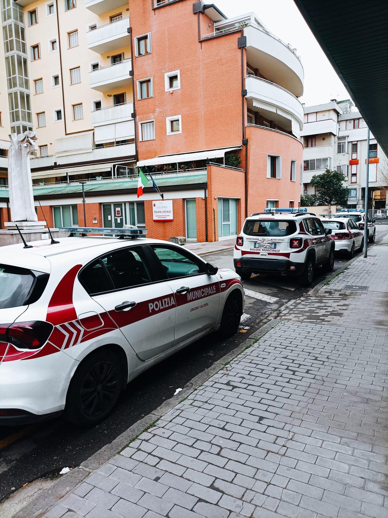 Pontedera, minorenne fermato dopo un inseguimento alla guida di uno scooter rubato