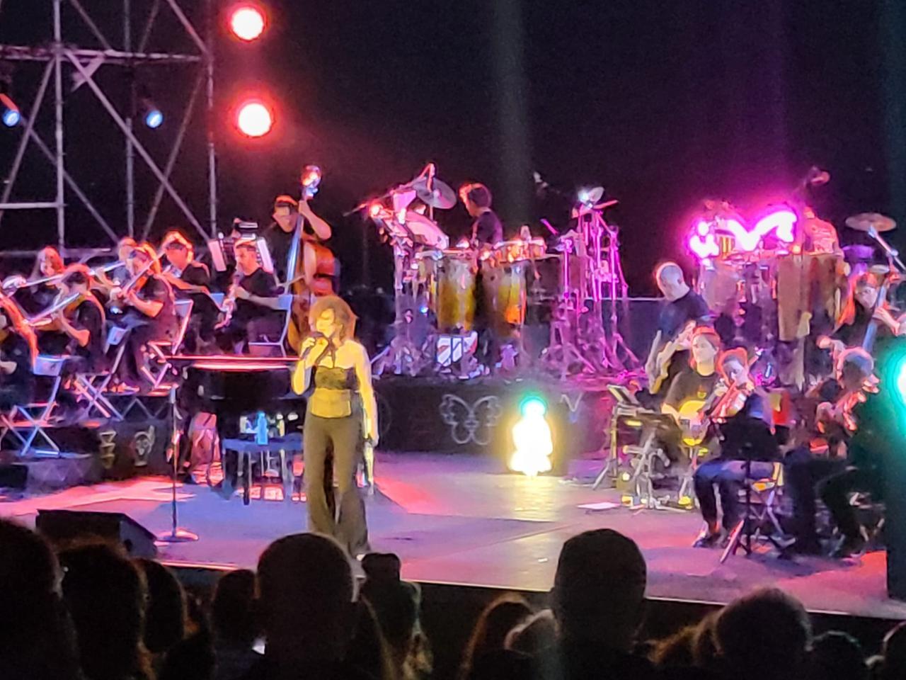 Cabras, grandi emozioni a Tharros con Fiorella Mannoia: stasera si replica