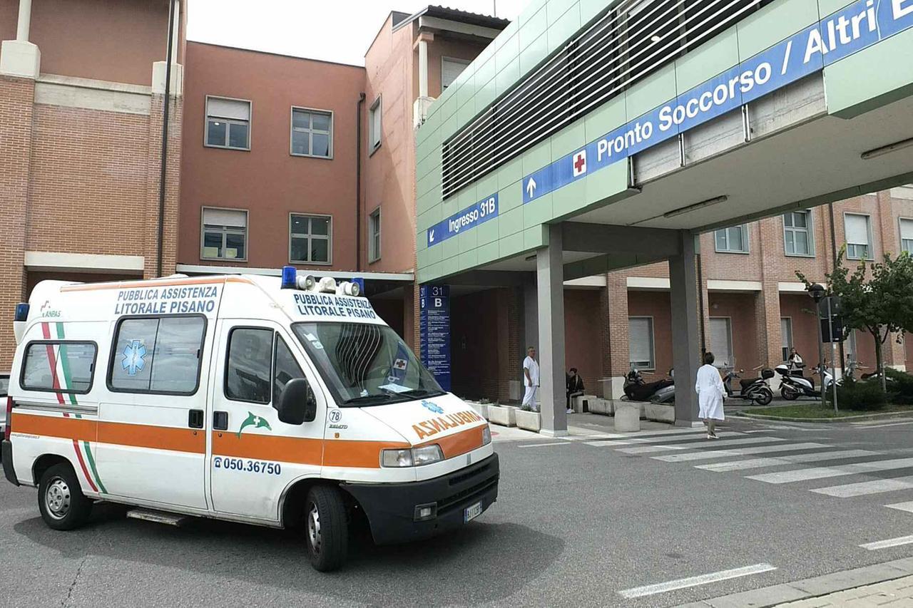 PISA Ospedale di Cisanello, ingresso al pronto Soccorso di una ambulanza del 118 